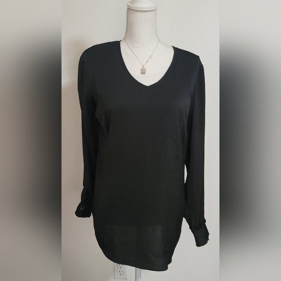 Cabi Vneck top size medium - Picture 10 of 13